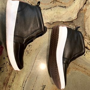 Sorel Out N About leather waterproof pull on booties, womens size 11.